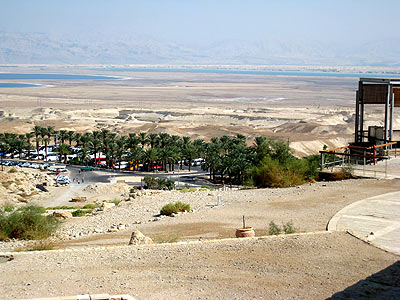 Вид на станцию фуникулера, автостоянку, зеленую зону. Голубые полоски выше - Мертвое море